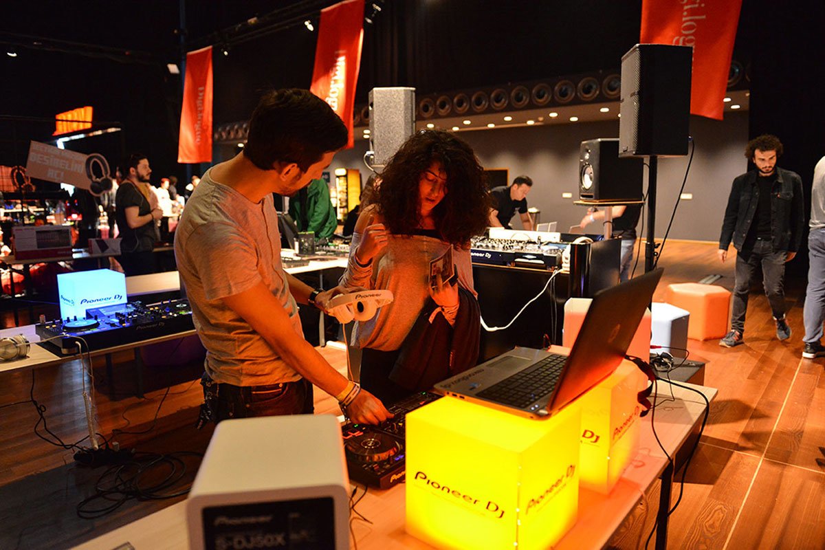 eb3e74_d8a0e77cc8ec4e0b8fb2cdebc5d8fe85~mv2 (1)